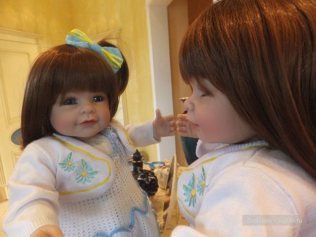 Смотрит в зеркало