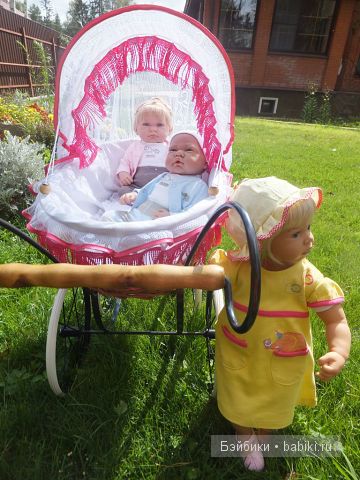 Яна на лужайке, Тёма и Лана в коляске