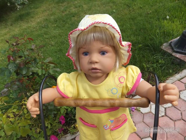 Яна держит ручку от коляски