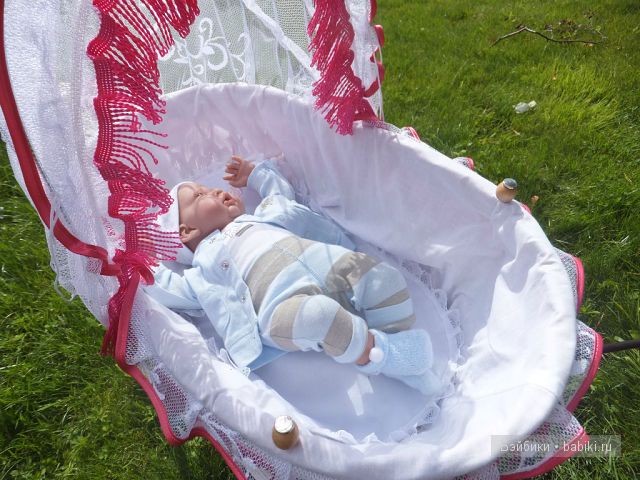 Тёма спит в коляске