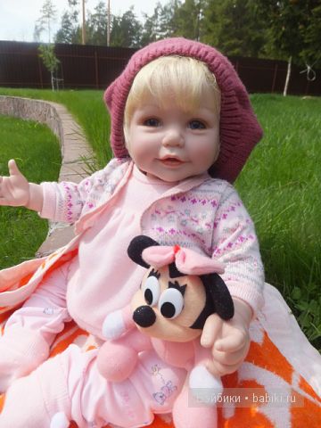 Крупно, радостная на прогулке