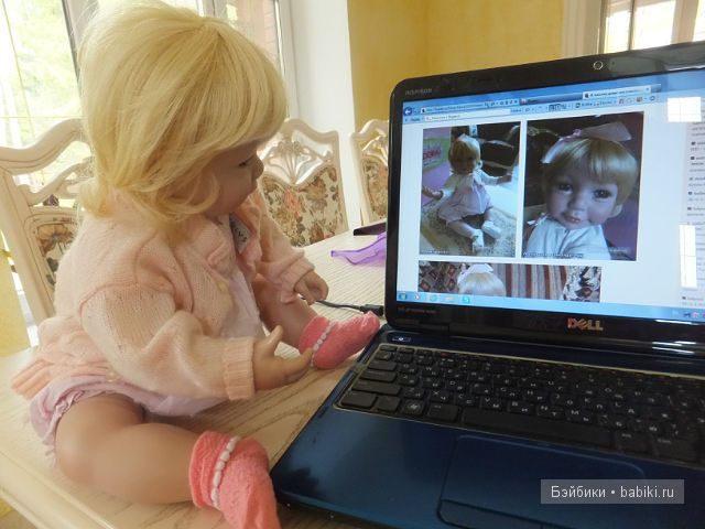 Смотрит на монитор