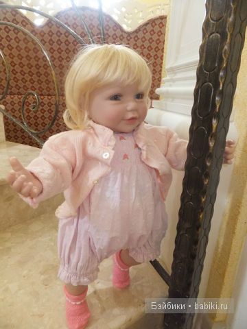 Спустилась с лестницы