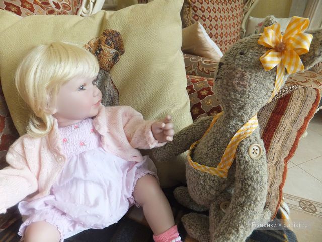 беседует с Кенгой 3