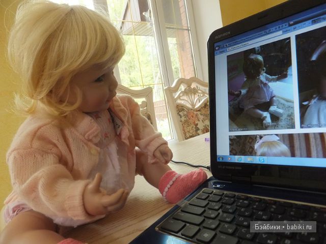 Опять смотрит в монитор