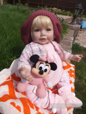 радостная на прогулке