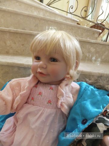 Надевает курточку