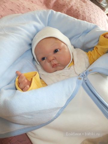 В одеялке на кровати