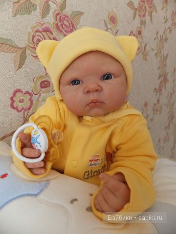 На комоде, в жёлтом, с сосой, крупный план