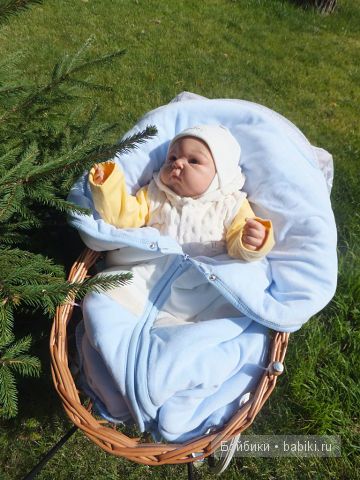 рассматривает ёлочку 3