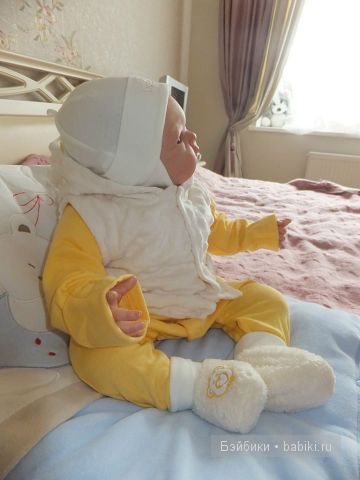 Смотрит за окошко