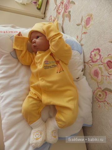 На комоде, в жёлтом, бочком