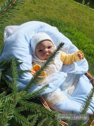 Рассматривает ёлочку 2