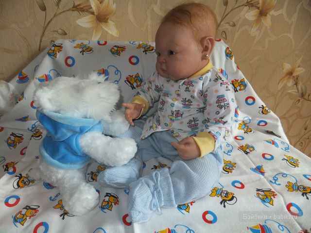 Смотрит на пёсика