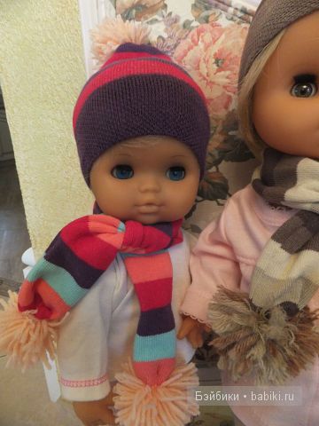 Средняя сестрёнка в шапке