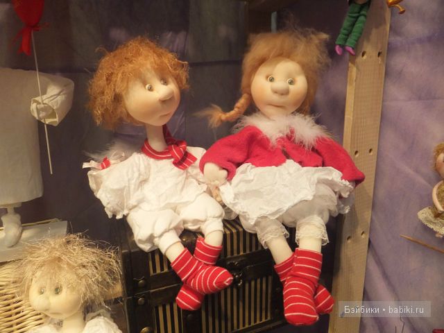 текстиль, в красных юбках