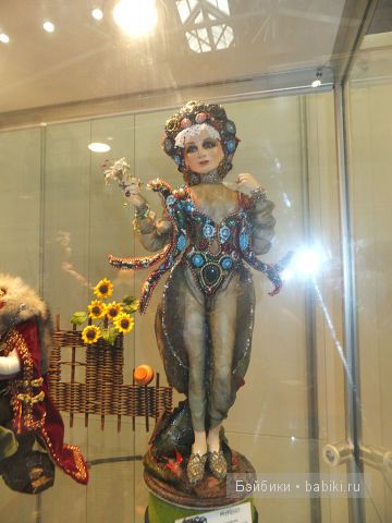 За витриной