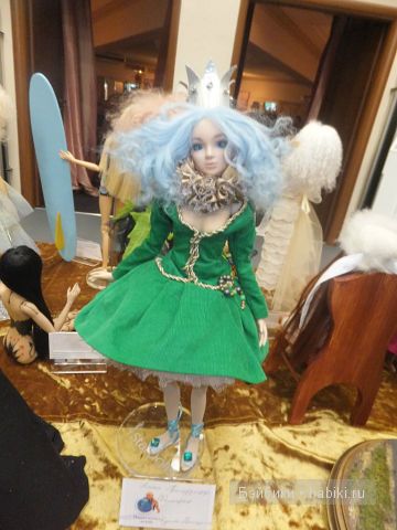 зелёное платье, голубые волосы