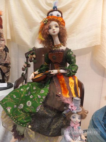 Длинношейка в зелёном