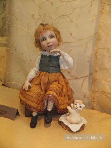 кукла в оранжевой юбке