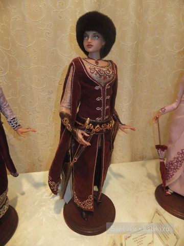 в шапке, у того стенда