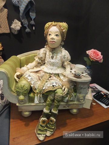 на диване, салатовая расшитая