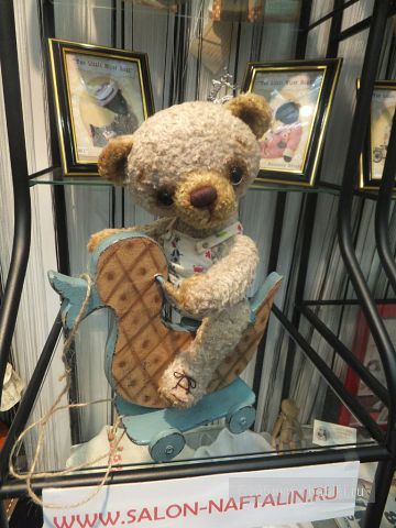 Мишка на деревяной уточке