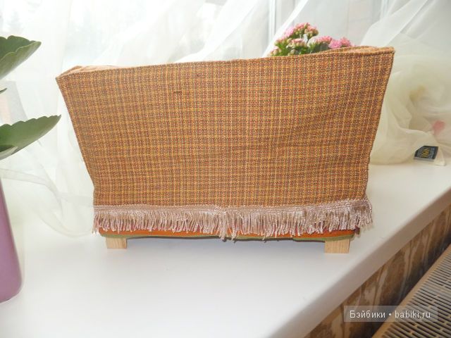 Вид дивана сзади