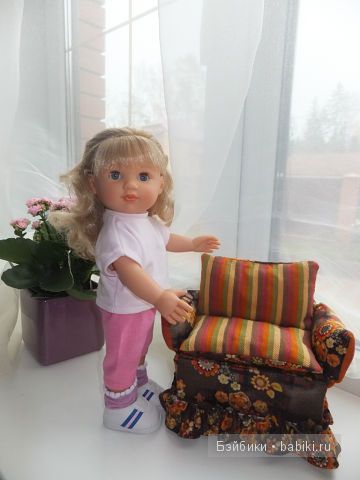 Мариэль у кресла