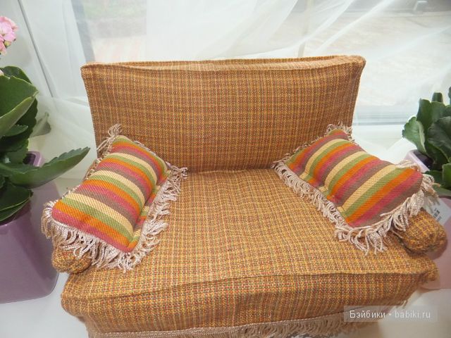 Диван с подушками