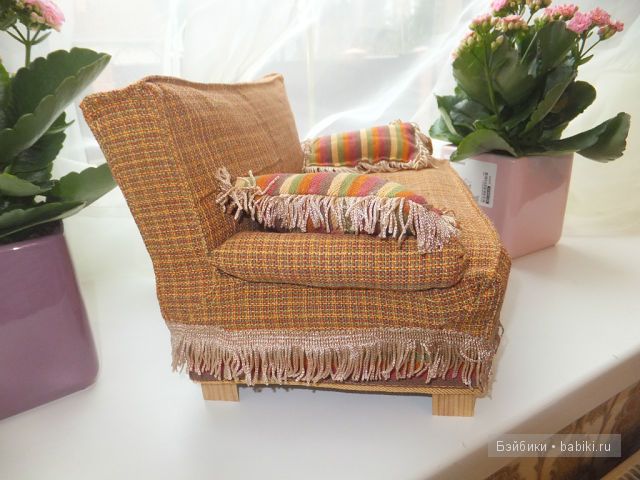 Вид дивана сбоку