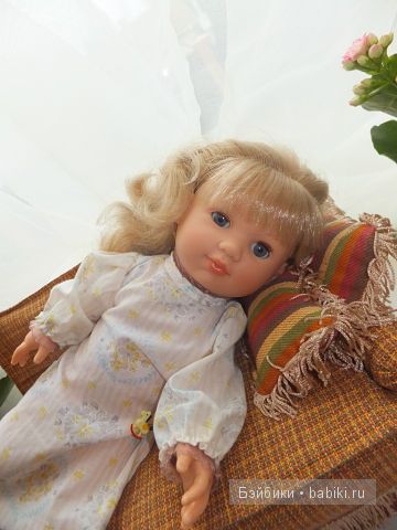 Мариэль на диване лежит 2