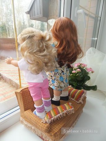 Вместе на диване, смотрят в окно