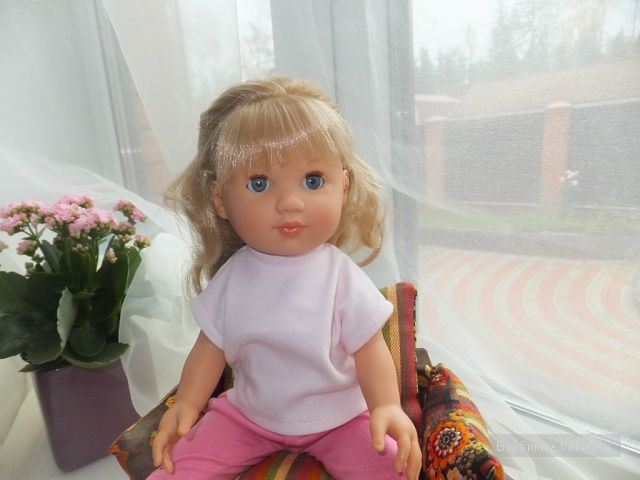 Присела на кресло