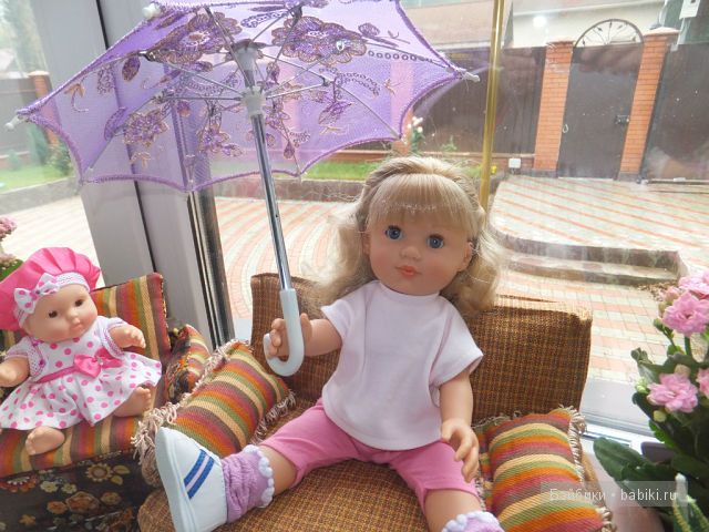 Мариэль расселась на весь диван