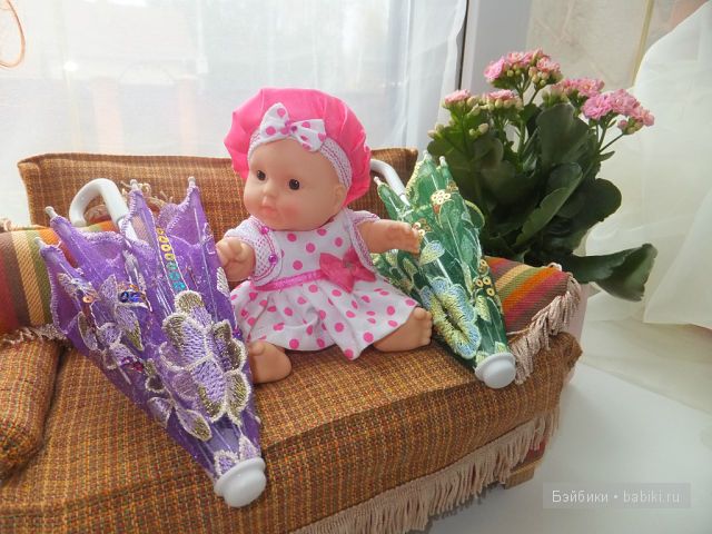 Конфетка рассматривает зонтики