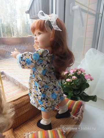 Андреа смотрит в окно