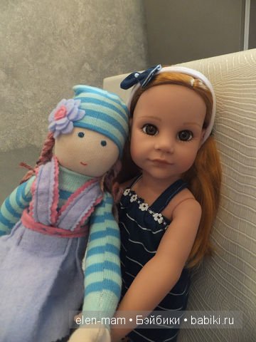 с куклой за столом