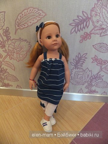 Стоит у стеночки