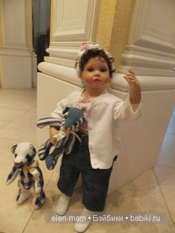 машет рукой