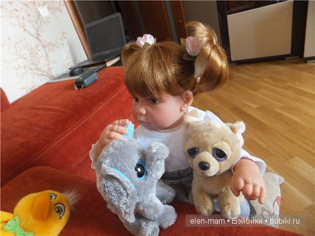 укладывает игрушку