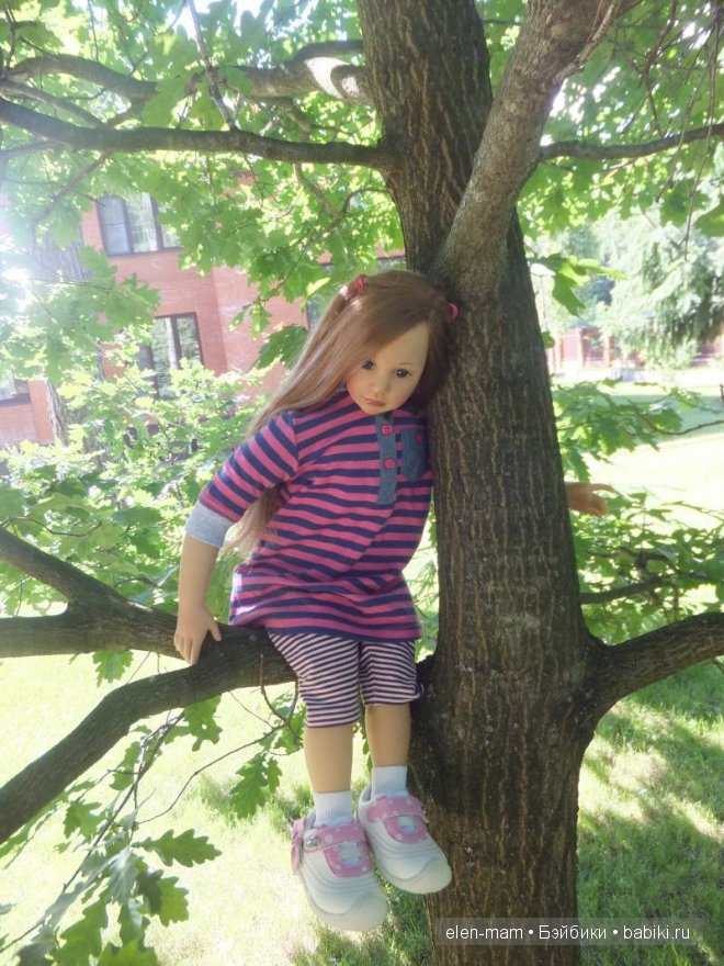 посмотрела вниз