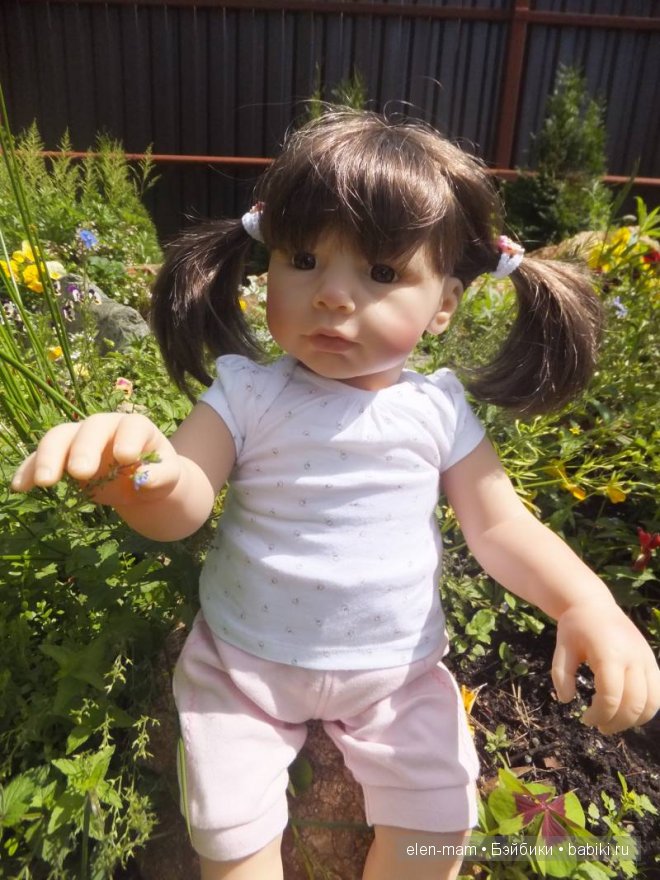 протянула руку...