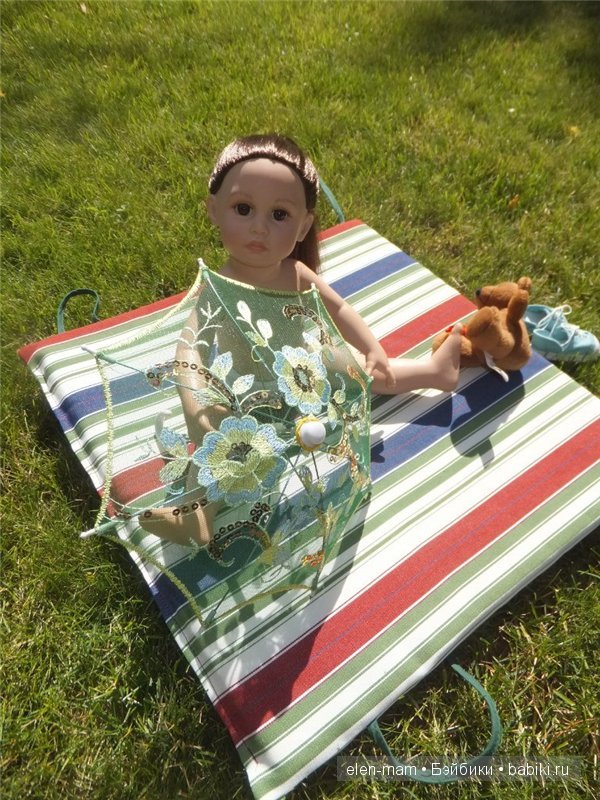 в одних трусиках!