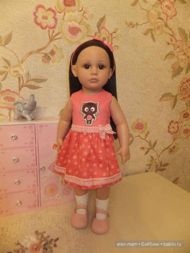 Эмми, смотрит прямо