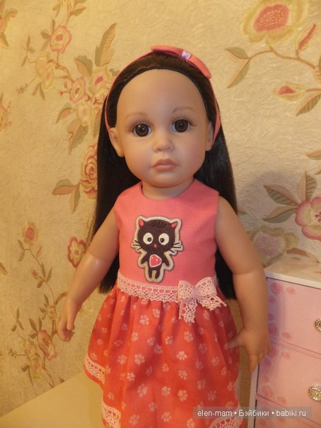 Эмми, слева, портрет