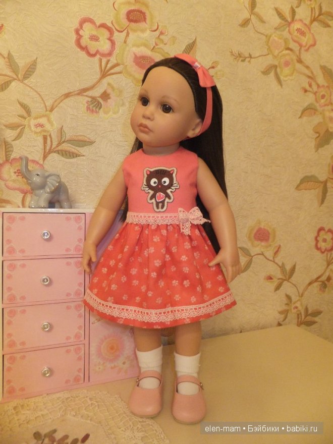 Эмми, смотрит в сторону