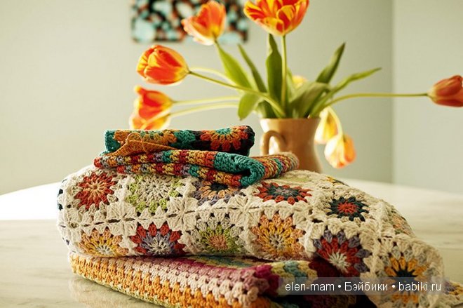 цветы на столе, вязаные вещи
