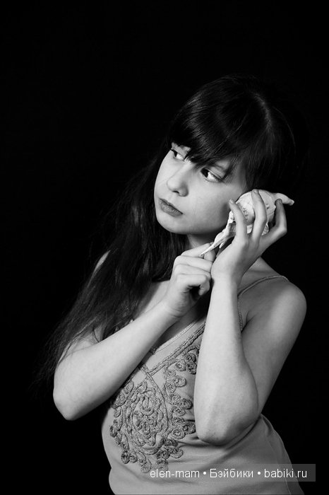 слушает ракушку