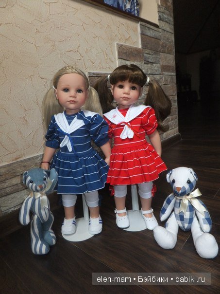 С мишками в клетку,держит за лапку